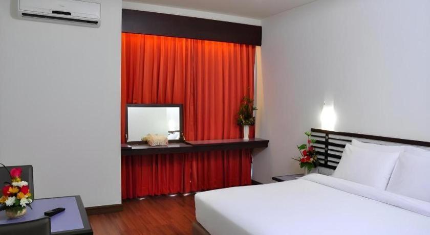 The Color Hotel Хатъяй Экстерьер фото