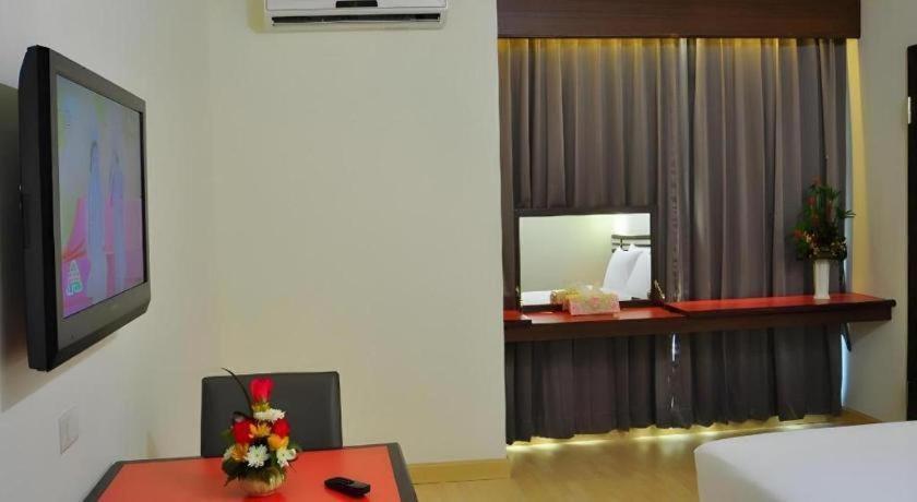 The Color Hotel Хатъяй Экстерьер фото