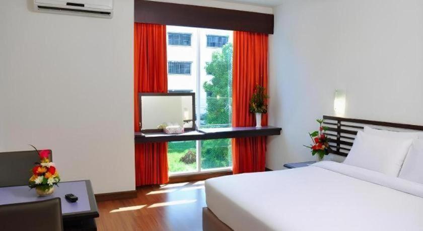 The Color Hotel Хатъяй Экстерьер фото