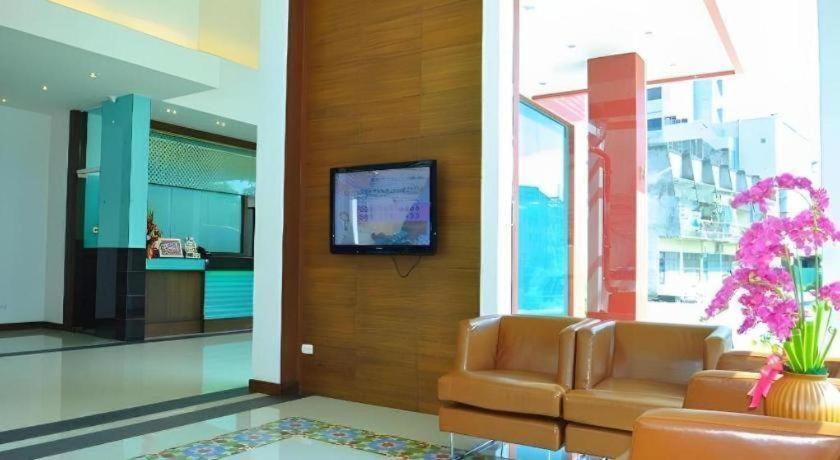 The Color Hotel Хатъяй Экстерьер фото