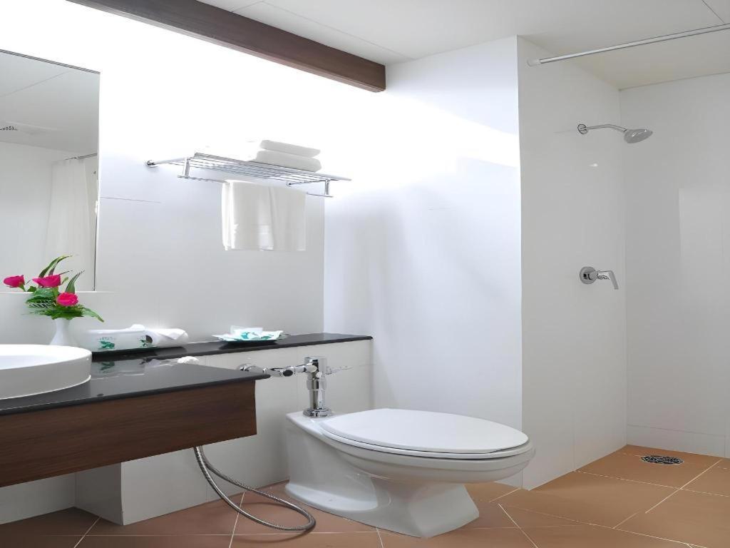 The Color Hotel Хатъяй Экстерьер фото